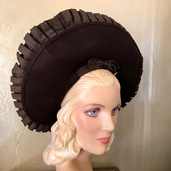 OUTSTANDING 1930s BROWN FELT HALO WIDE BRIM HAT WITH PLEATED GROSGRAIN EDGING